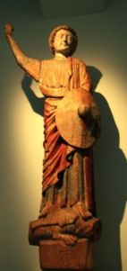 Erkeenglen Mikael kjemper imot draken (Åp 12, 7) - Bergen Museum - Foto: Nina Aldin Thune