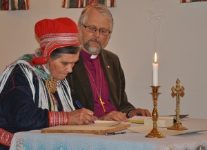 Ellen Marja Turi Gaup signerer Grunnreglene - Foto Privat
