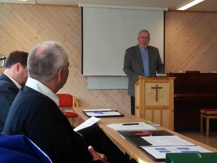 Fra debatten under Stiftsmøtet. På talerstolen pastor Gunnar H. Ødegårdstuen. Foto: Thor Henrik With.