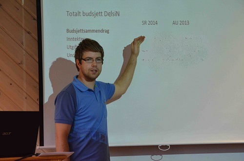 Fra stiftsmøtet. Presentasjon av budsjettforslag ved Richard Skollevoll. Foto: Thor Henrik With