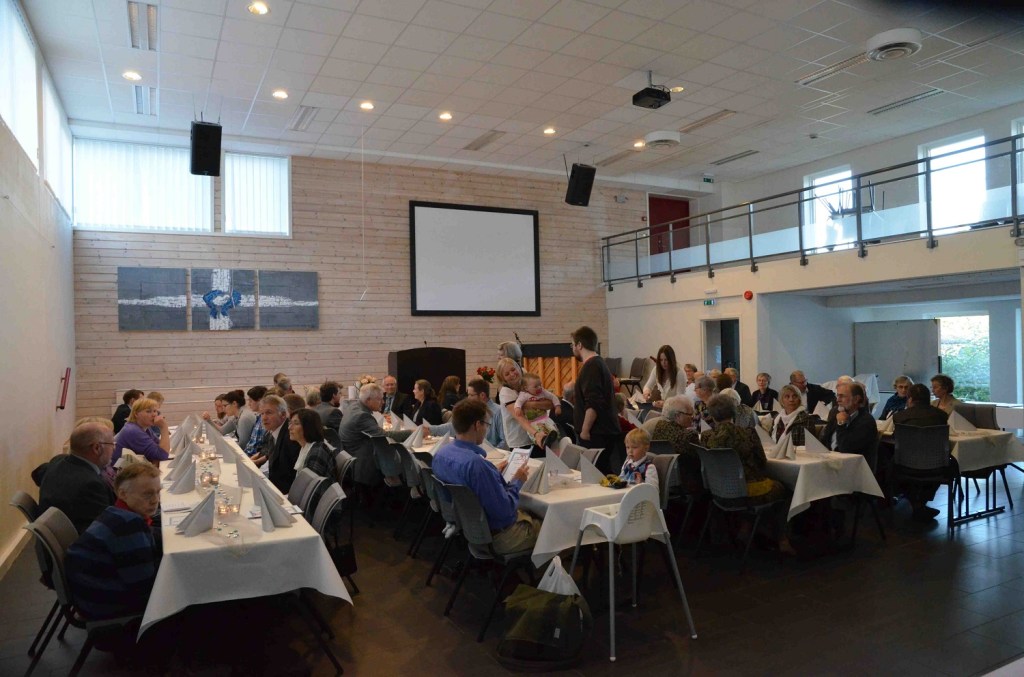 Fra jubileumsmiddag. Rundt 90 gjester, både små og store, deltok på middagen. Foto: Thor Henrik With